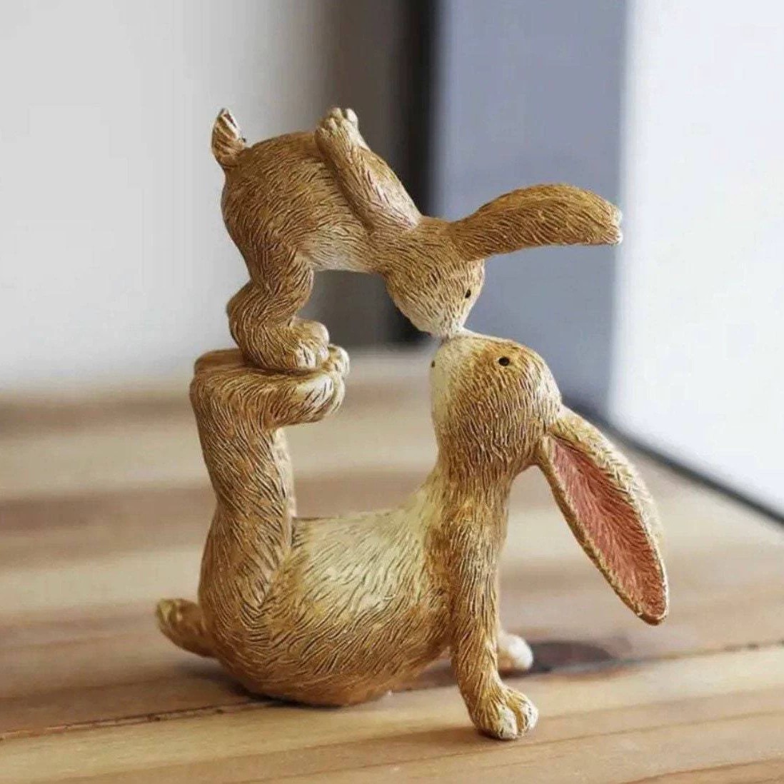 Kiss Rabbit Statue Representin - Home Office Representative 评论和价格
