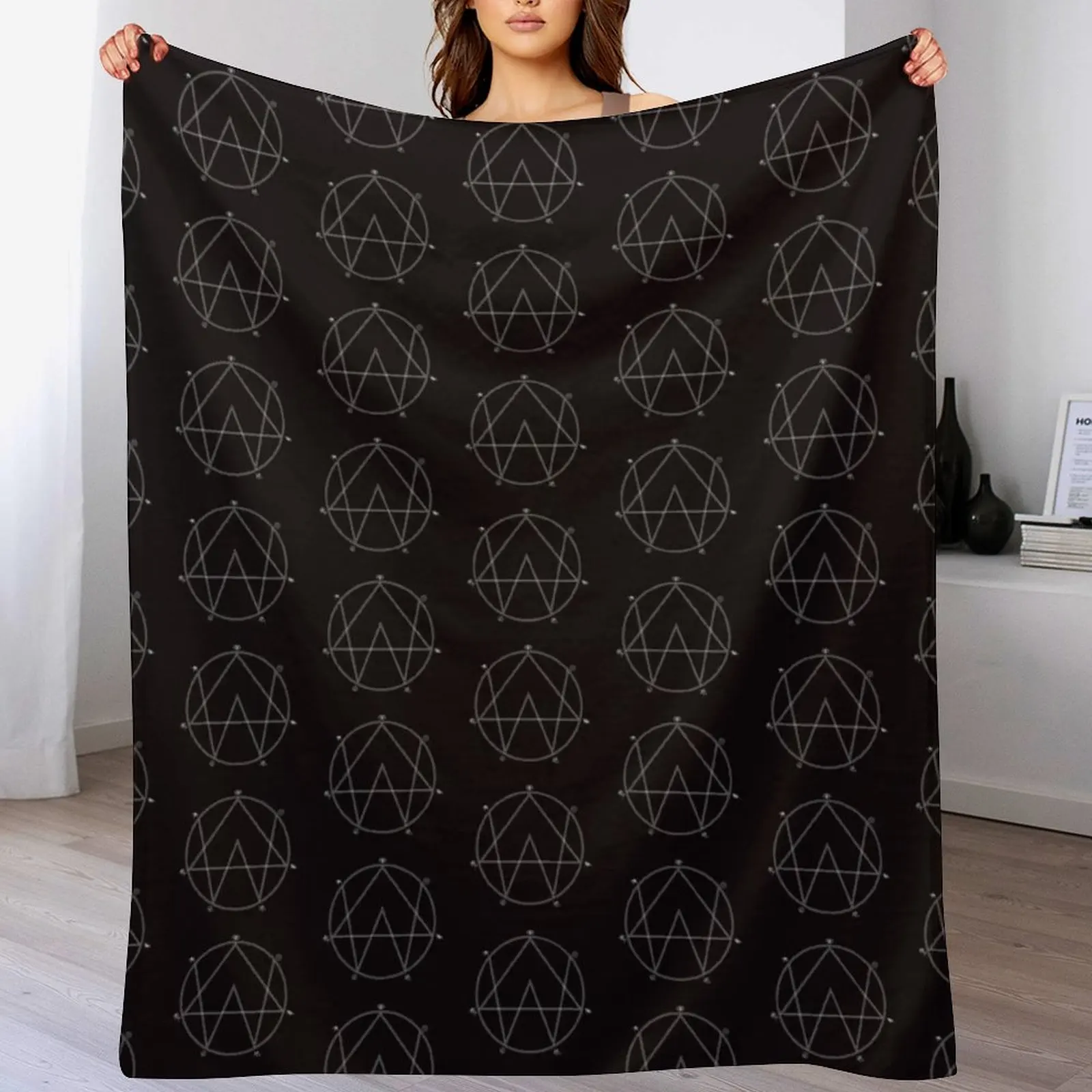 Alison Wonderland Logo Throw B - Home Office Logo 评论和价格