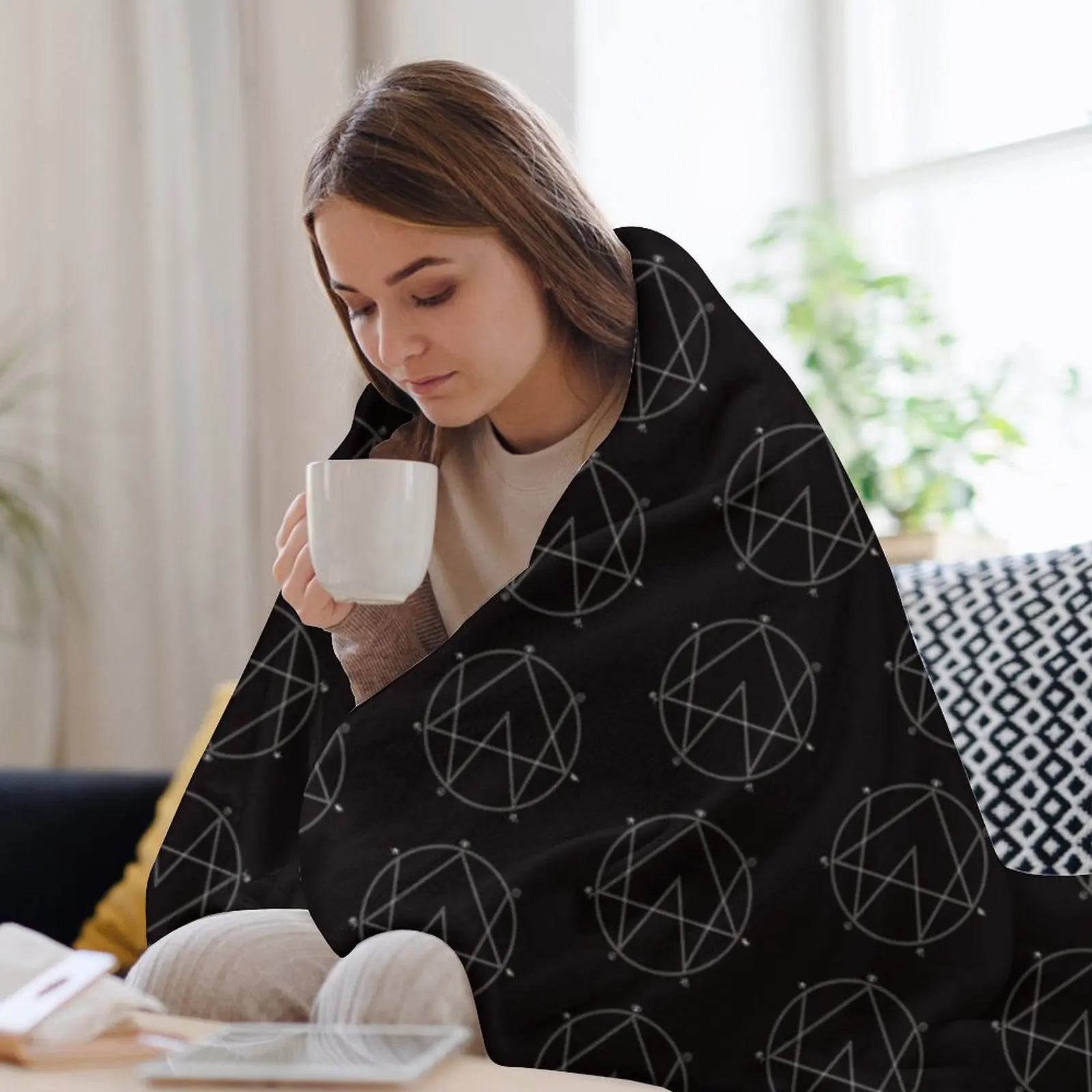 Alison Wonderland Logo Throw B - Home Office Logo 评论和价格