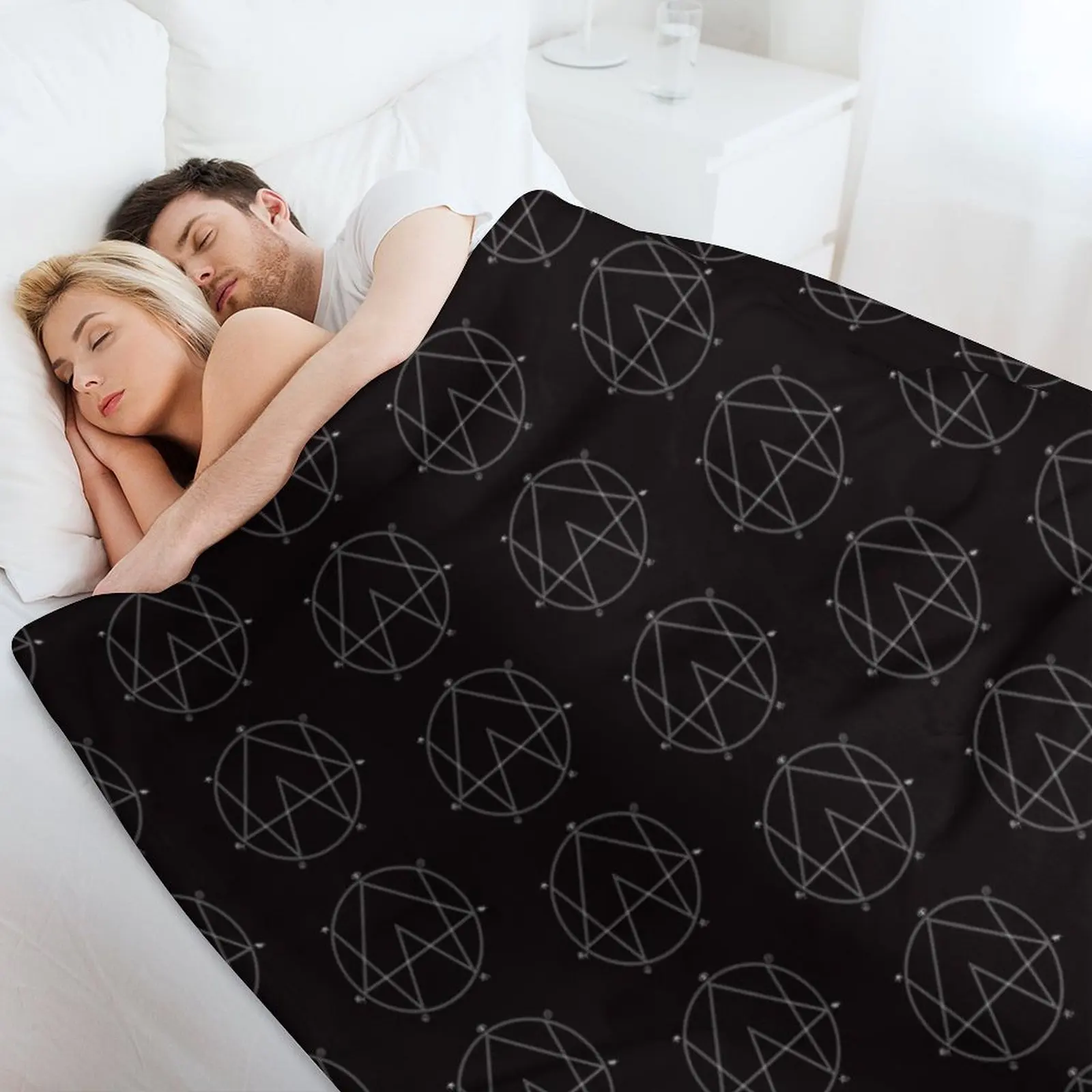 Alison Wonderland Logo Throw B - Home Office Logo 评论和价格